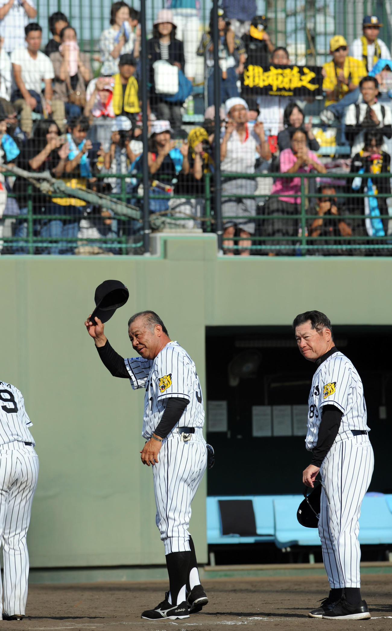サヨナラ勝ちしファンの声援に応える掛布2軍監督（2017年9月10日撮影）