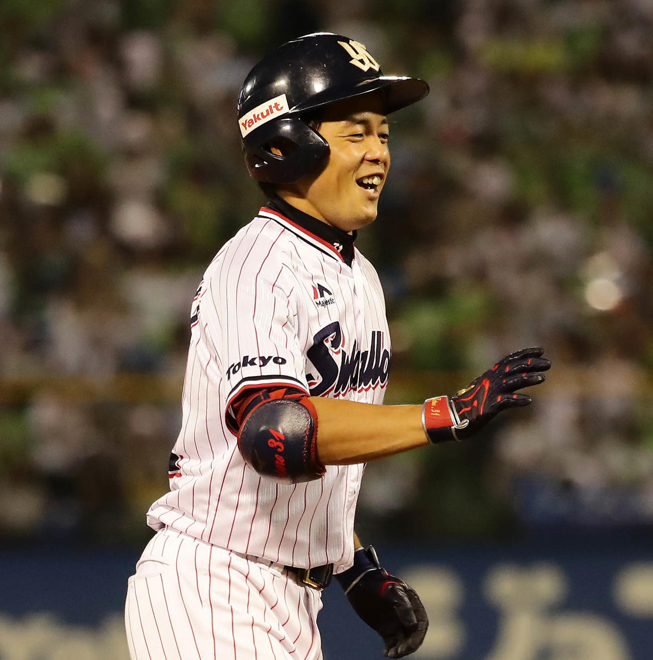 2017年8月26日、ヤクルト対DeNA　山崎は右翼にプロ1号となる2点本塁打を放ち笑顔で三塁を回る
