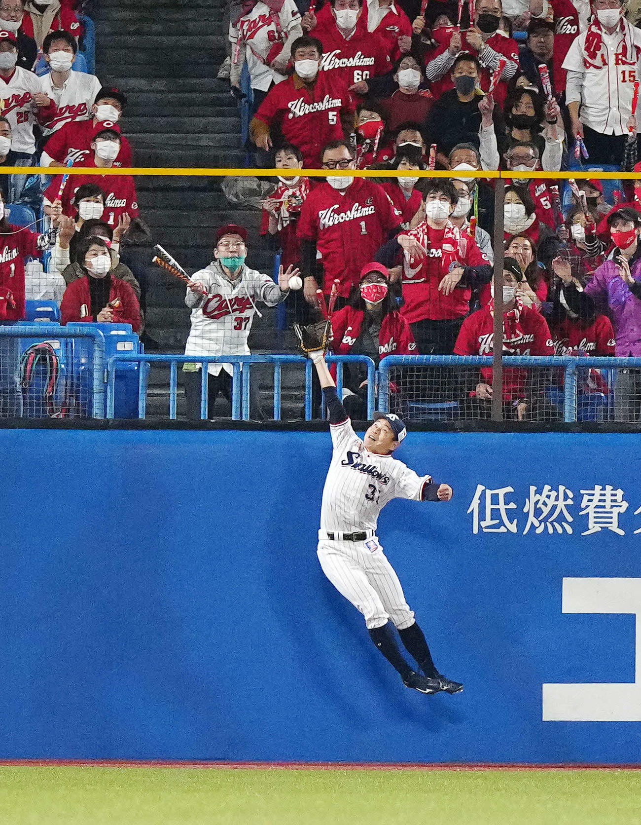 21年11月、小園海斗の打球を好捕する左翼手山崎晃大朗