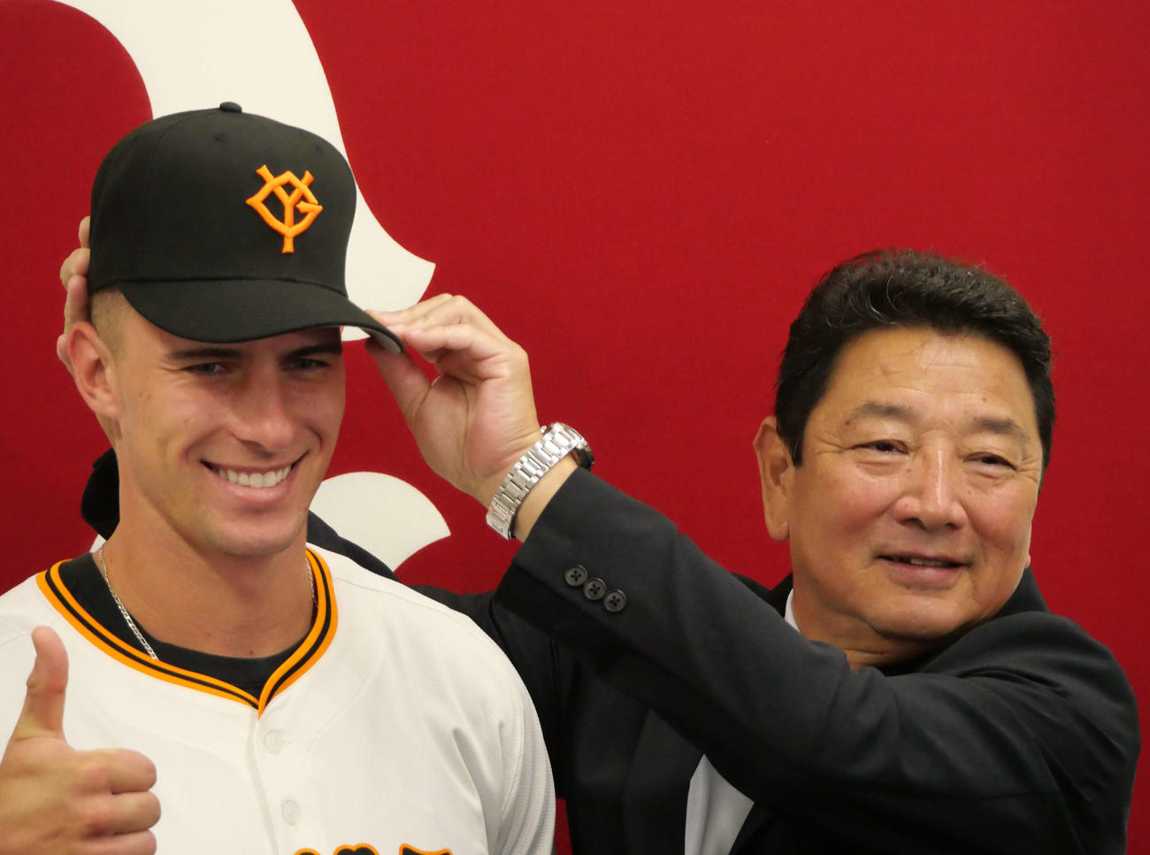 入団会見で笑顔の巨人マレク・フルプ（左）と吉村禎章編成本部長（撮影・上田悠太）