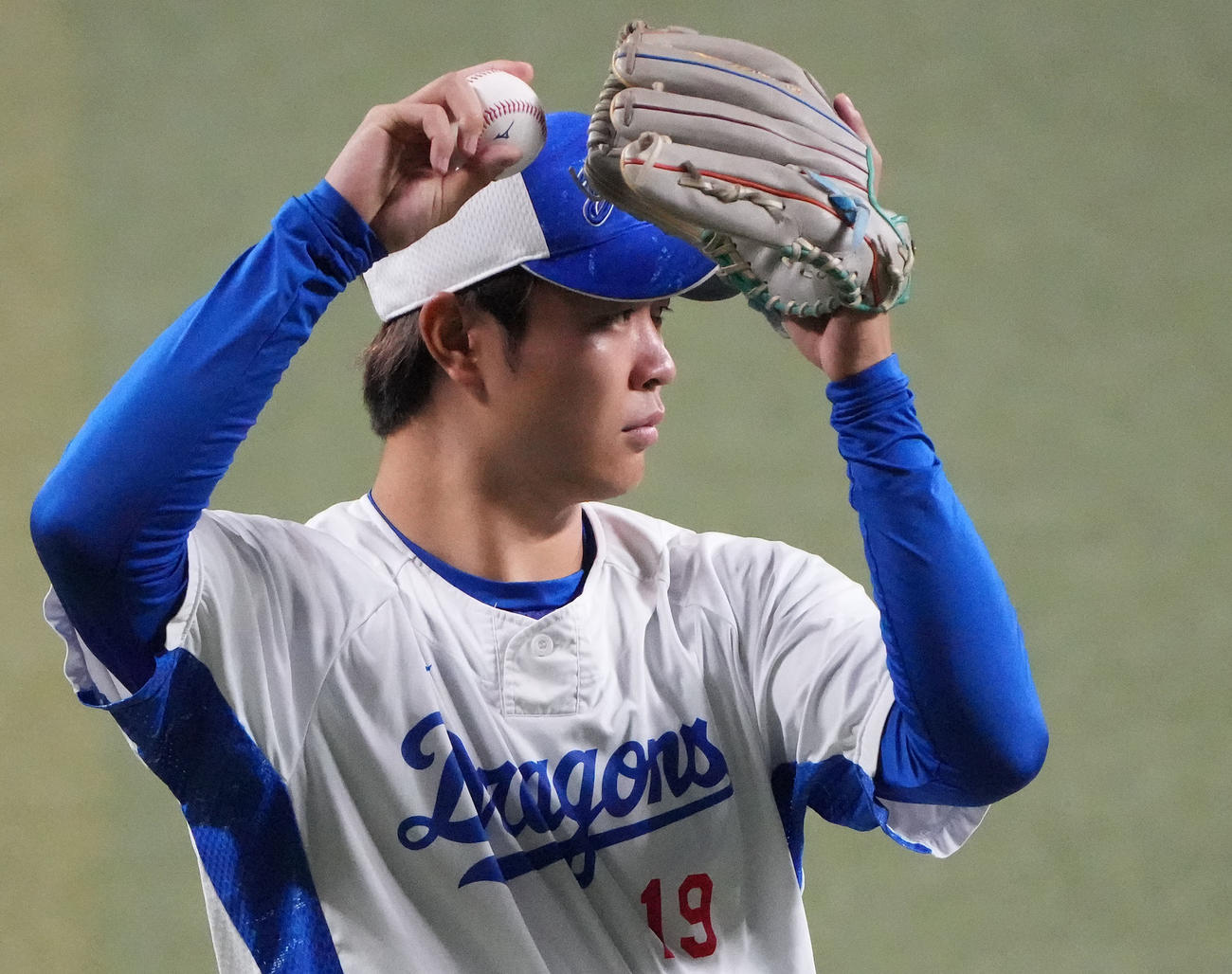 キャッチボールをする高橋宏（撮影・森本幸一）