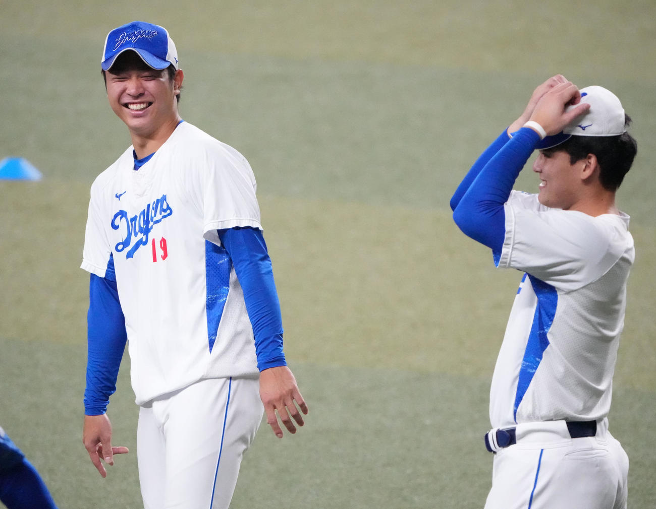 トレーニングを合間に明るい表情を見せる（左から）高橋宏、石川昂（撮影・森本幸一）