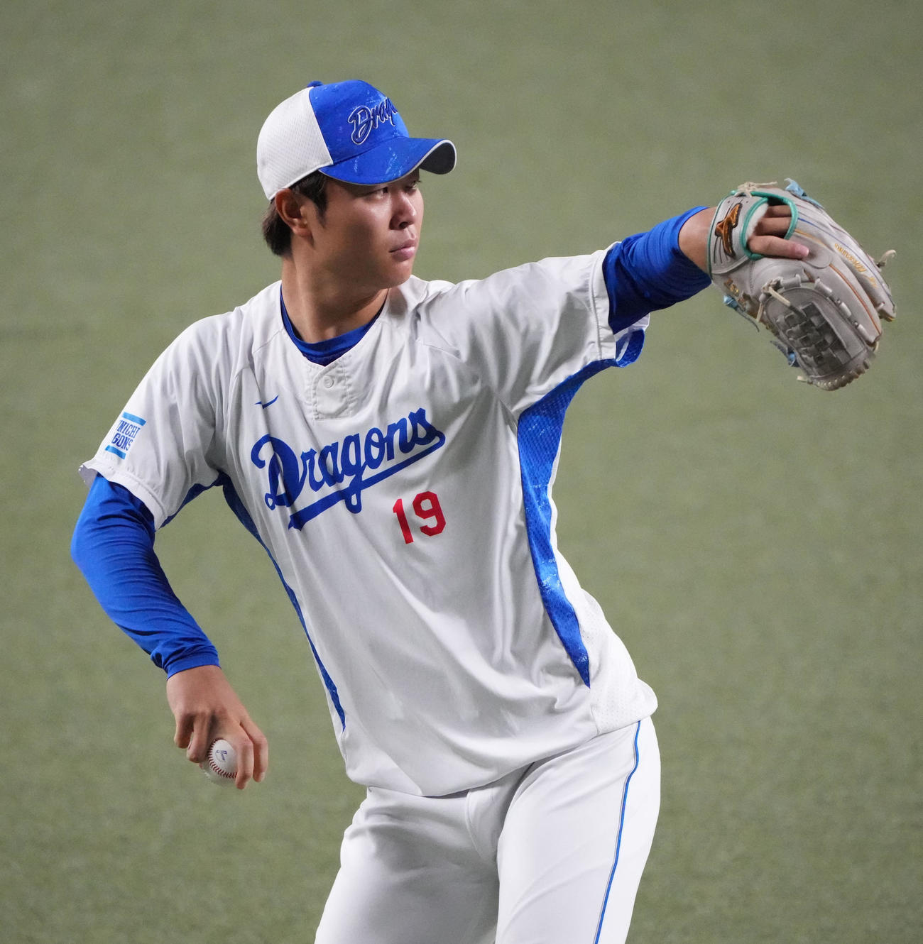 キャッチボールをする高橋宏（撮影・森本幸一）
