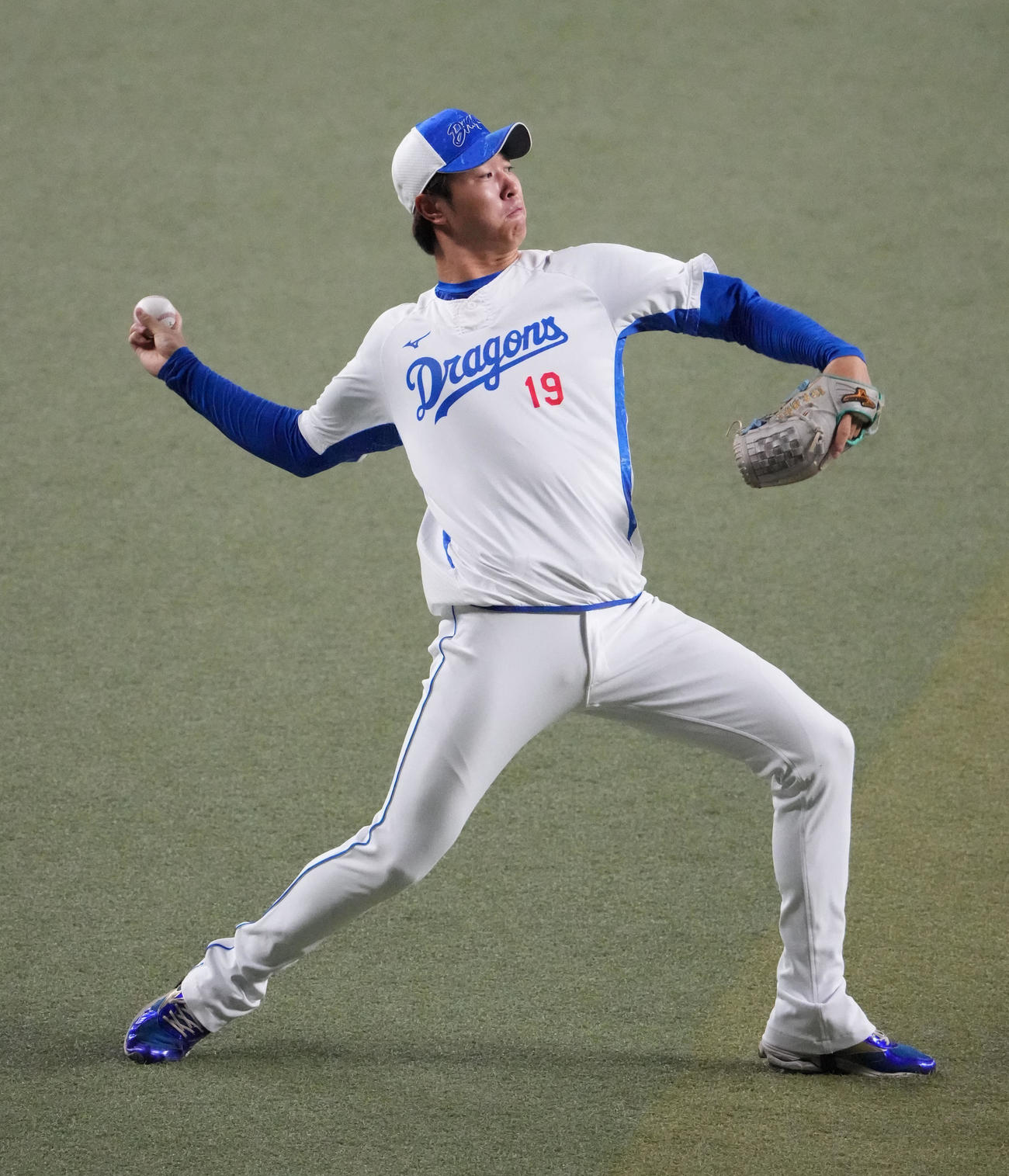 キャッチボールをする高橋宏（撮影・森本幸一）