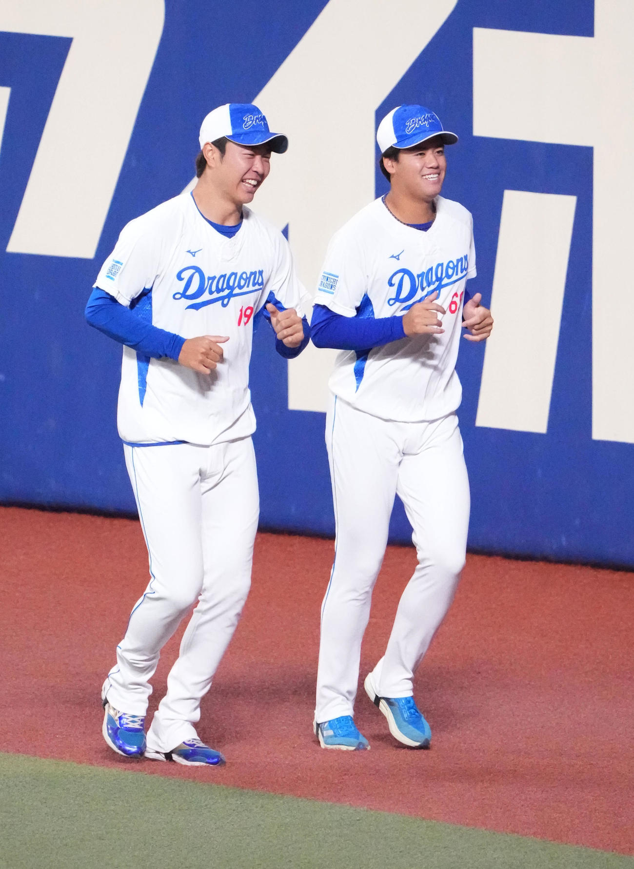 明るい表情でランニングをする（左から）高橋宏と松木平（撮影・森本幸一）