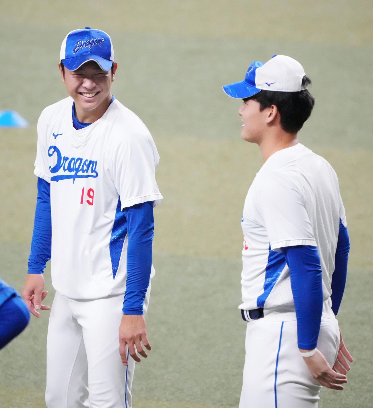 トレーニングを合間に明るい表情を見せる（左から）高橋宏、石川昂（撮影・森本幸一）