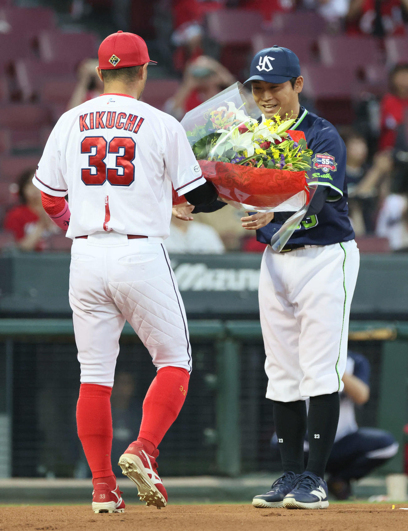 広島対ヤクルト　引退する青木は菊池から花束を受け取る（撮影・加藤孝規）