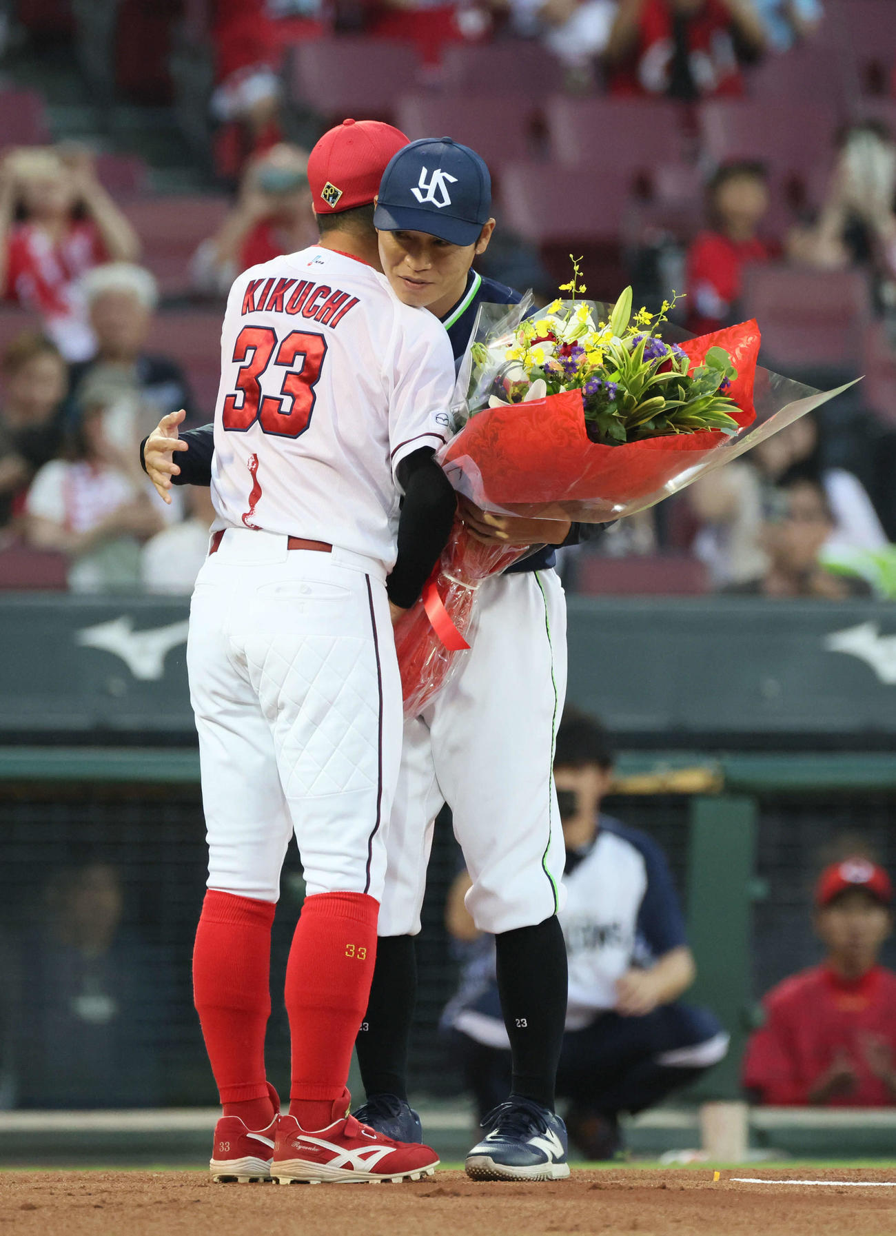 広島対ヤクルト　引退する青木は菊池から花束を受け取リ抱擁される（撮影・加藤孝規）