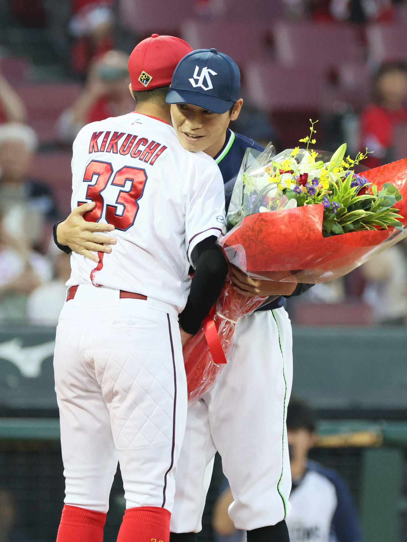 広島対ヤクルト　引退する青木は菊池から花束を受け取リ抱擁される（撮影・加藤孝規）