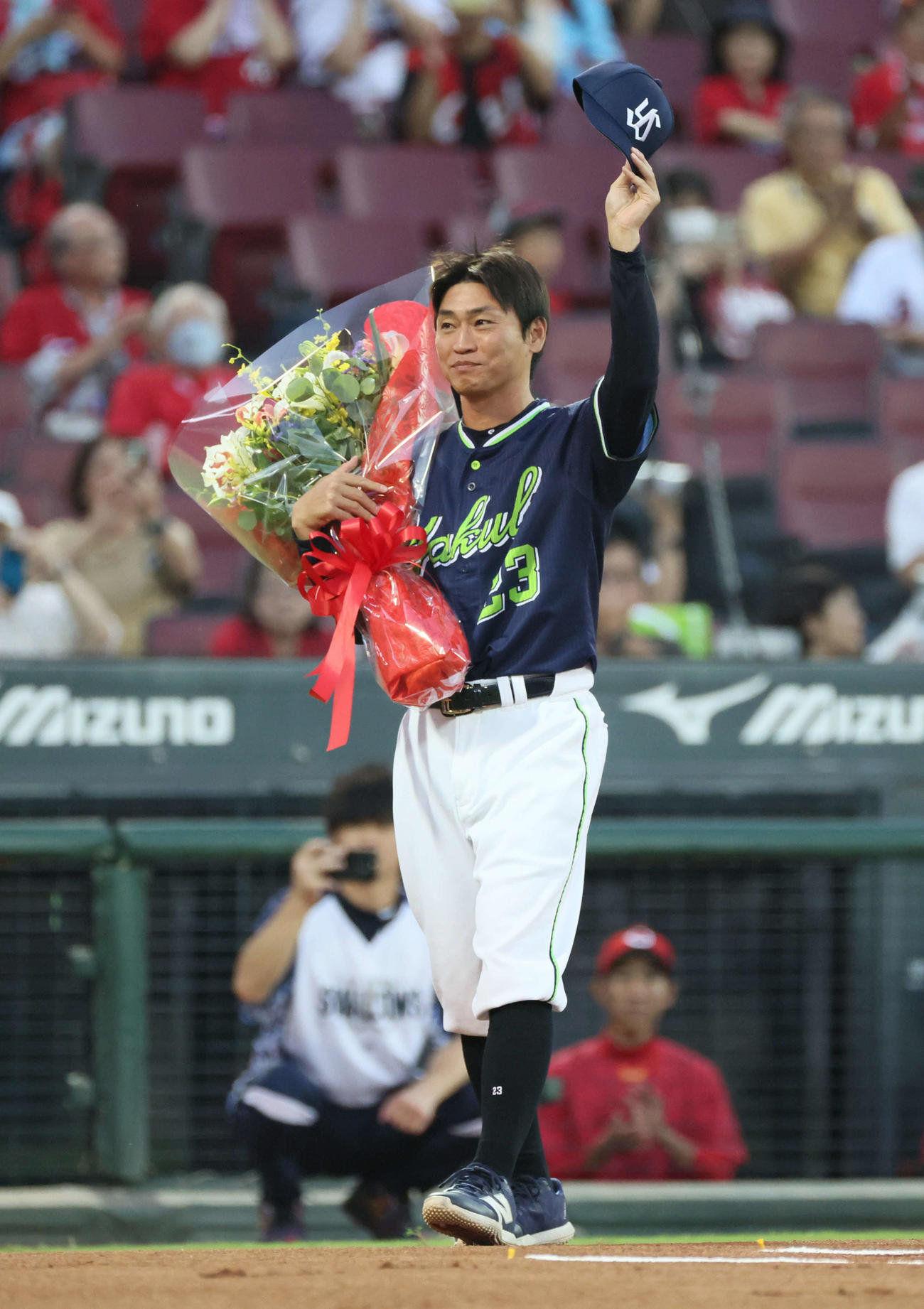 広島対ヤクルト　引退する青木は菊池から花束を受け取リ観客に手を振る（撮影・加藤孝規）