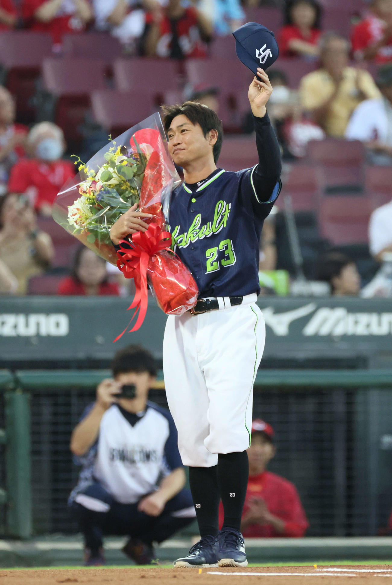 広島対ヤクルト　引退する青木は菊池から花束を受け取リ観客に手を振る（撮影・加藤孝規）