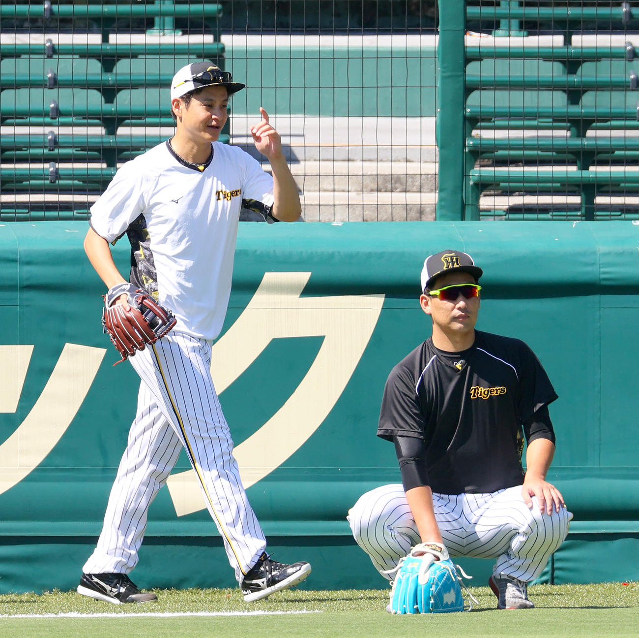 甲子園球場で汗を流す阪神大竹（左）と岩崎（撮影・上山淳一）