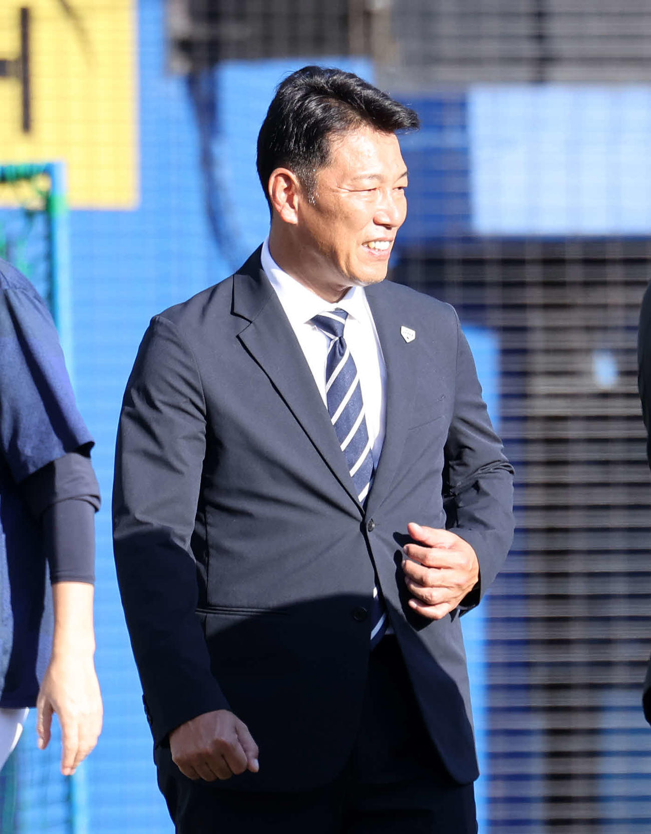 ロッテ対オリックス　ロッテの練習を見る侍ジャパン井端監督（撮影・鈴木正人）
