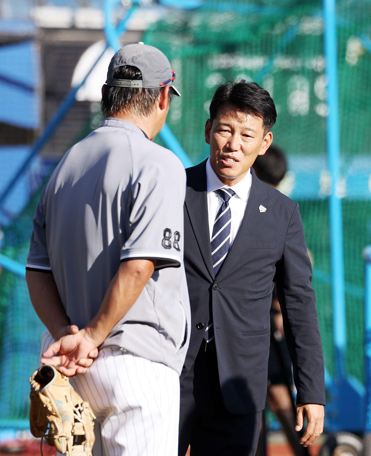 ロッテ対オリックス　ロッテ金子コーチと話す侍ジャパン井端監督（撮影・鈴木正人）