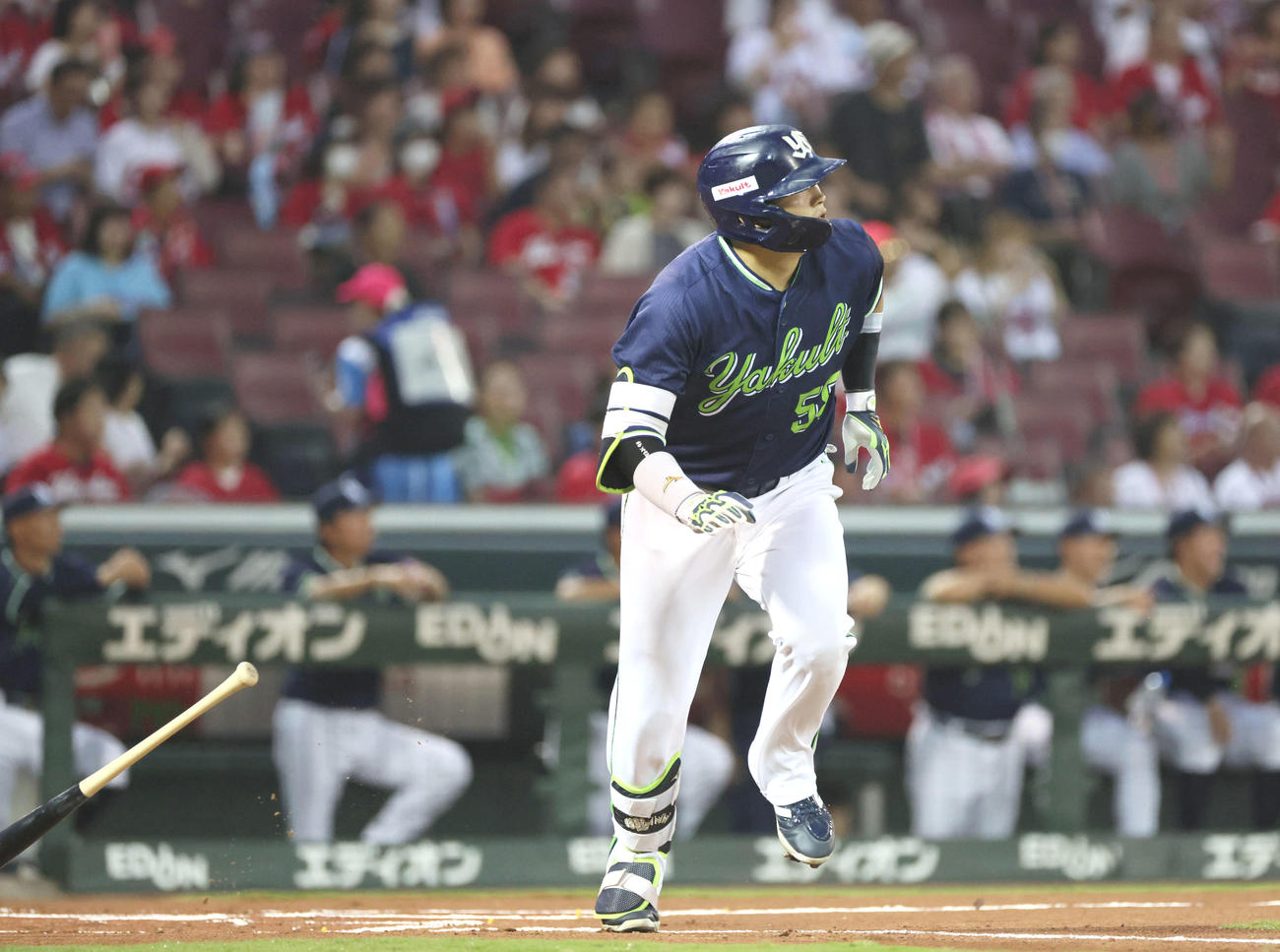 広島対ヤクルト　1回表ヤクルト2死一塁、村上は中越えに先制2点本塁打を放つ（撮影・加藤孝規）