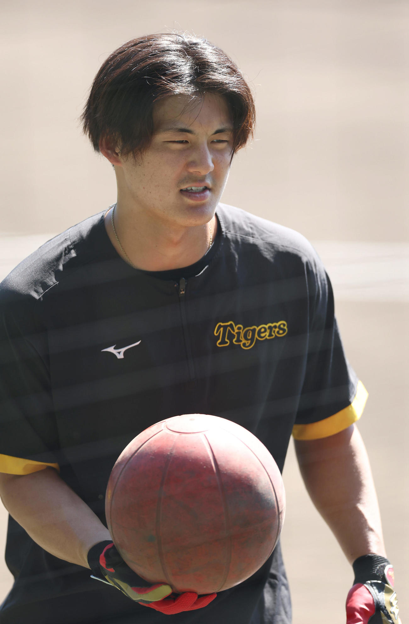 メディシンボールを手に練習に臨む阪神前川（撮影・前田充）