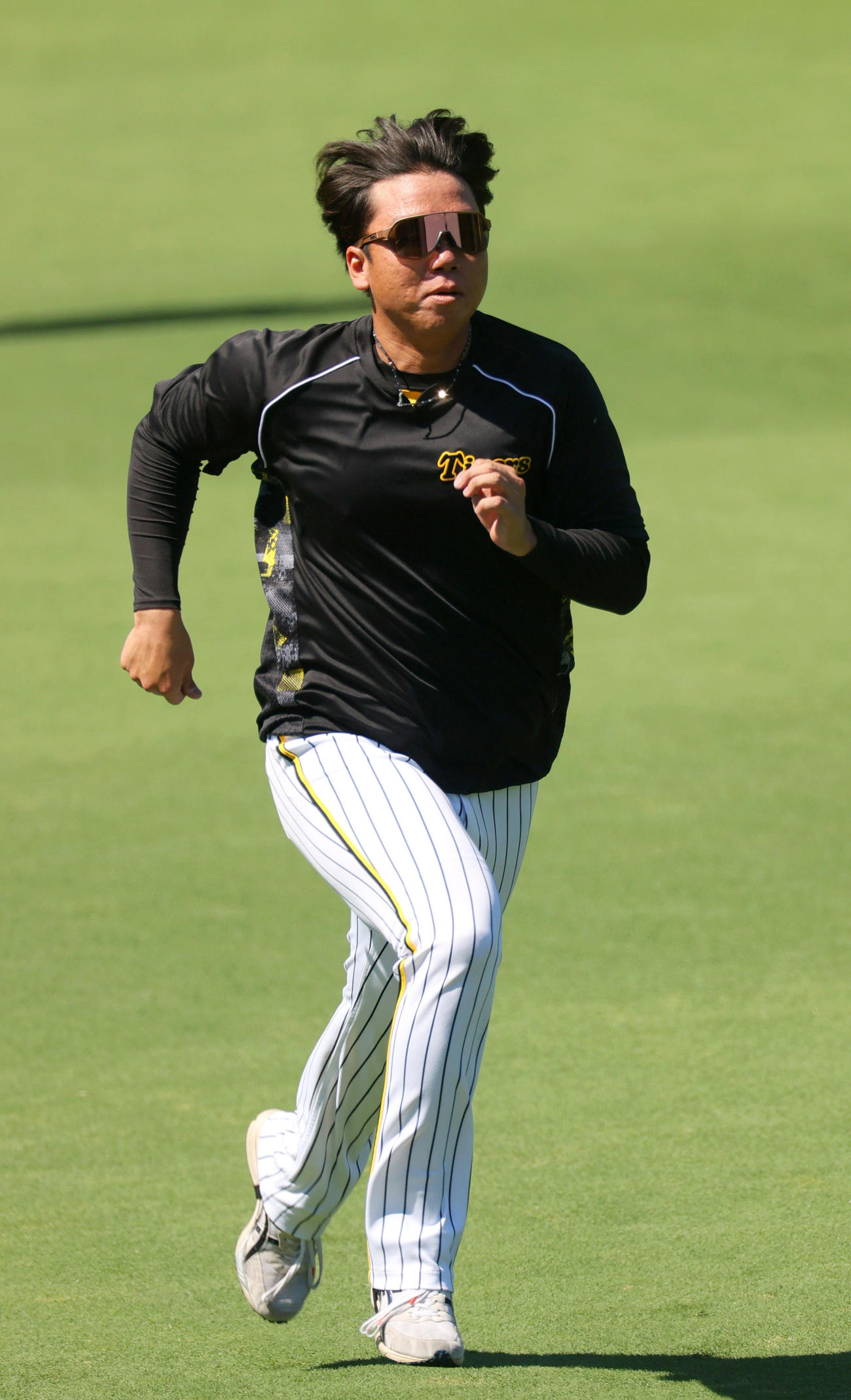 甲子園球場でダッシュする阪神村上（撮影・上山淳一）