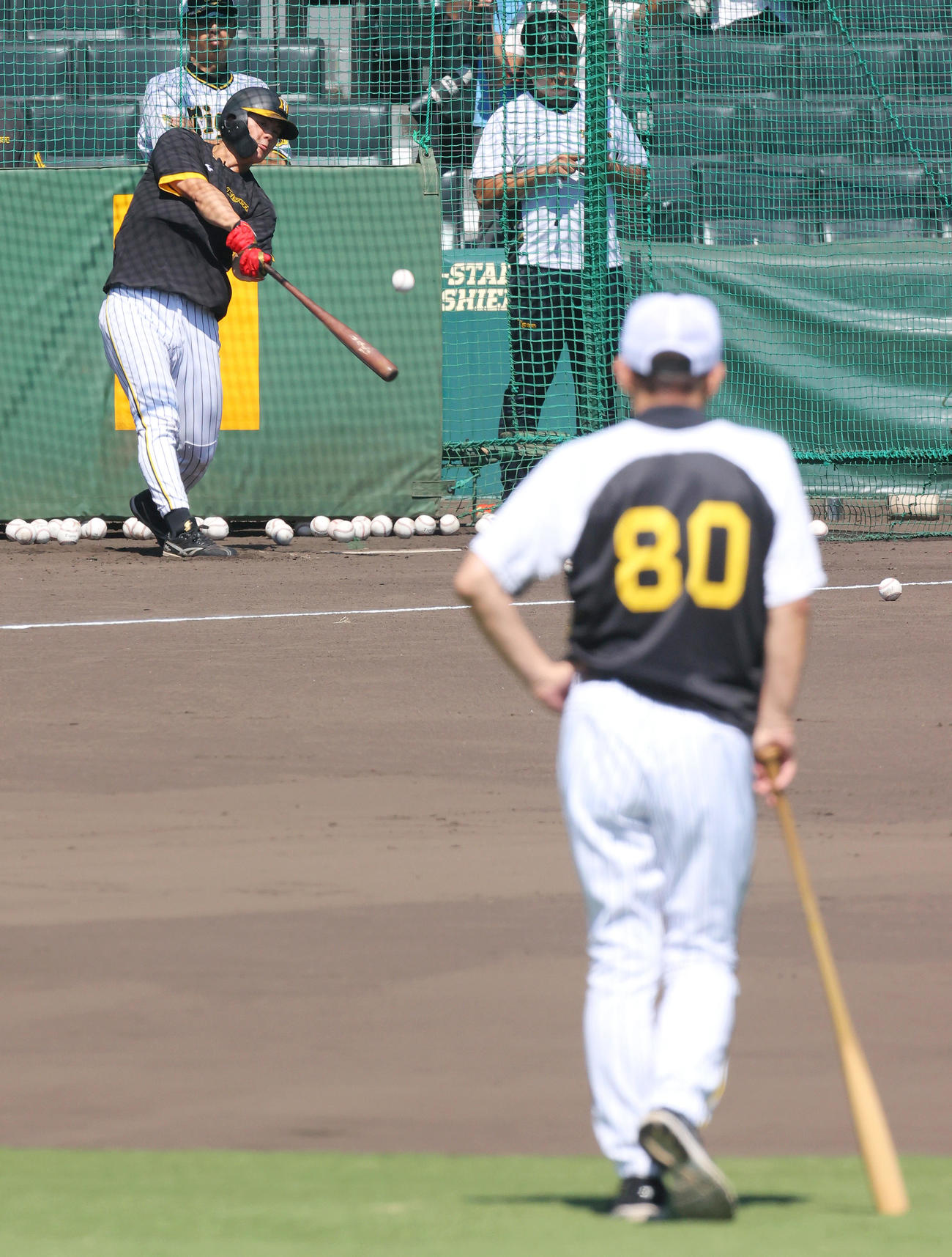 阪神岡田監督（手前）が見守る中、フリー打撃する阪神前川（撮影・上山淳一）