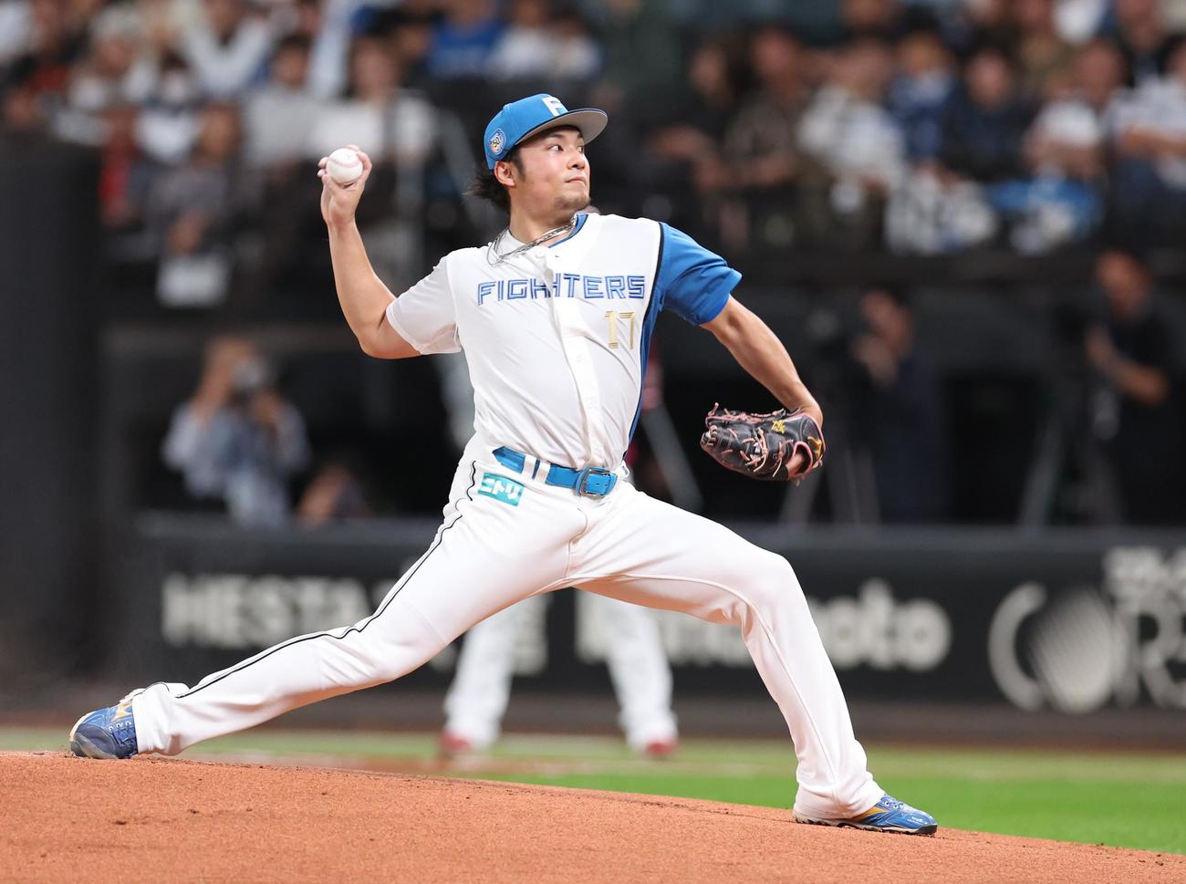 日本ハム対楽天　力投する日本ハム先発の伊藤（撮影・黒川智章）