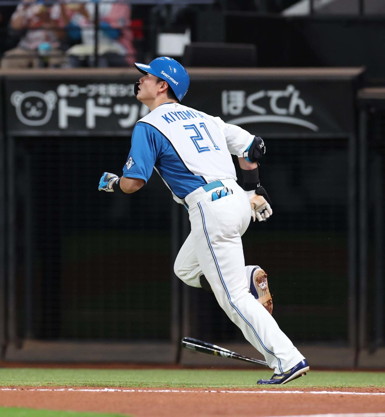 日本ハム対楽天　6回裏日本ハム1死、右中間に本塁打を放つ清宮（撮影・黒川智章）