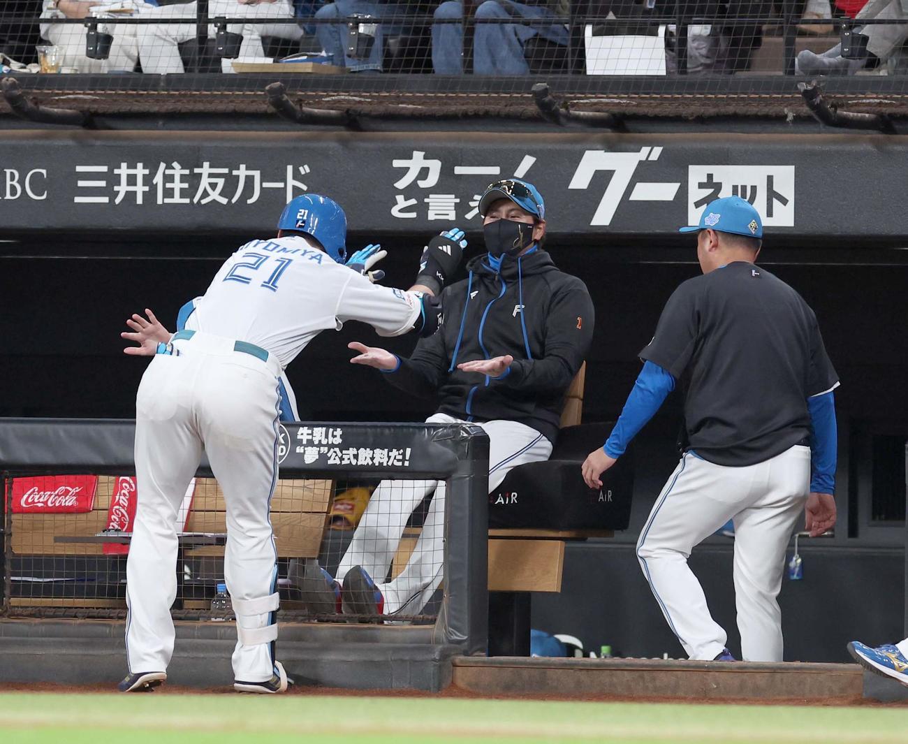 日本ハム対楽天　6回裏日本ハム1死、右中間に本塁打を放った清宮を出迎える新庄監督（撮影・黒川智章）