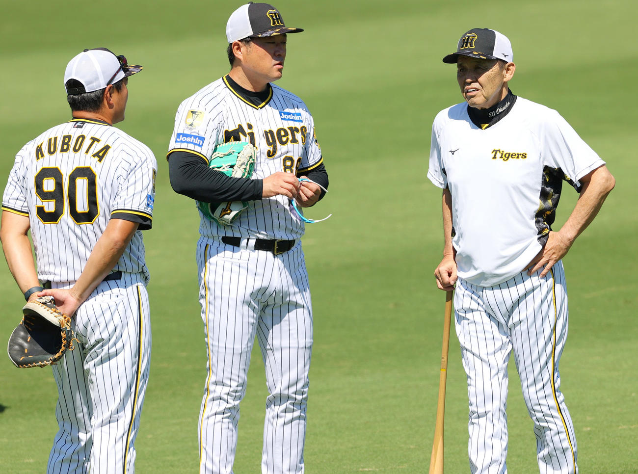 阪神岡田監督（右）は安藤投手コーチ（中央）、久保田投手コーチと話す（撮影・上山淳一）