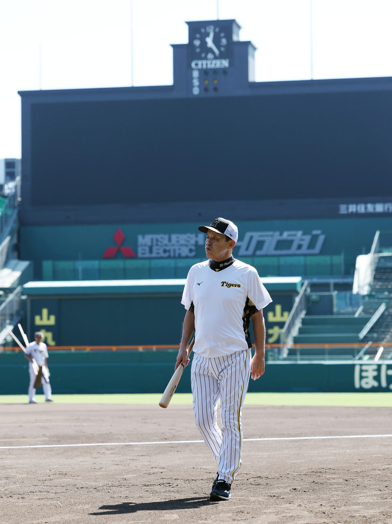 練習を見守る阪神岡田監督（撮影・前田充）