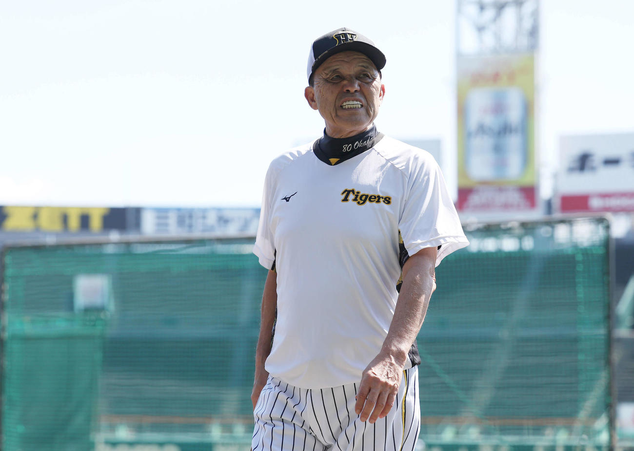 練習を見守った阪神岡田監督（撮影・前田充）