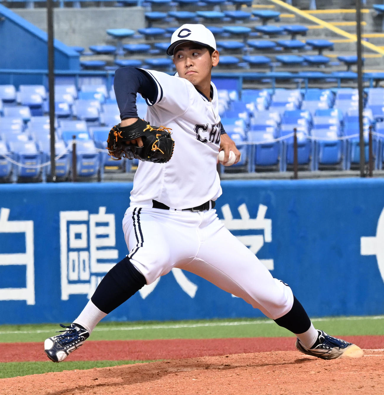 東農大対中央大　4回から2番手で登板した中央大・今村（撮影・千葉一成）
