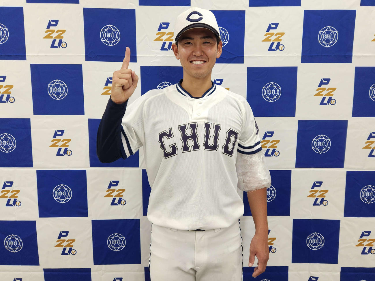 大学初勝利を挙げ、「1勝ポーズ」で笑顔を見せる中大の今村（撮影・保坂淑子）