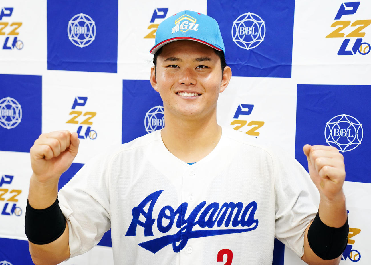 日大対青学大　笑顔でガッツポーズする青学大・渡部（撮影・横山健太）