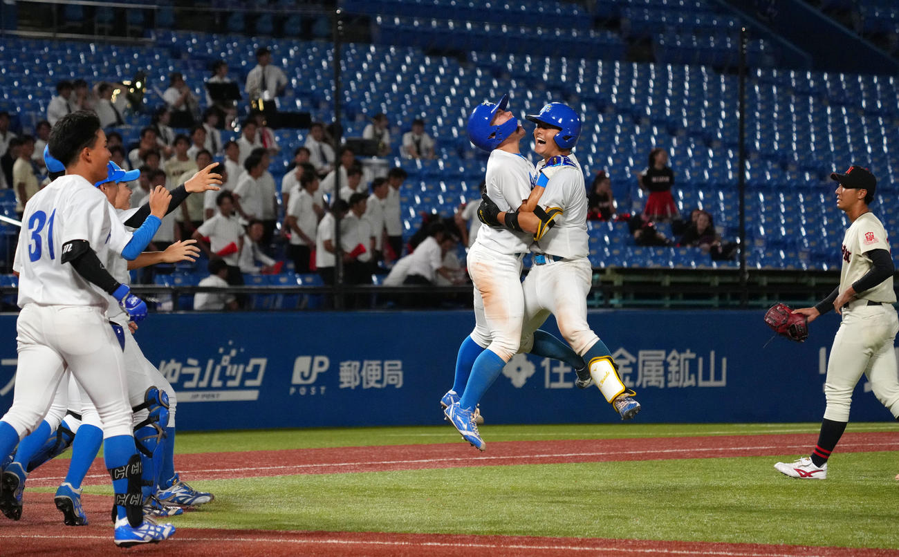 日大対青学大　9回裏青学大2死満塁、左翼線へサヨナラの2点適時二塁打を放ち歓喜する渡部（右から2人目）ら青学大ナイン（撮影・横山健太）