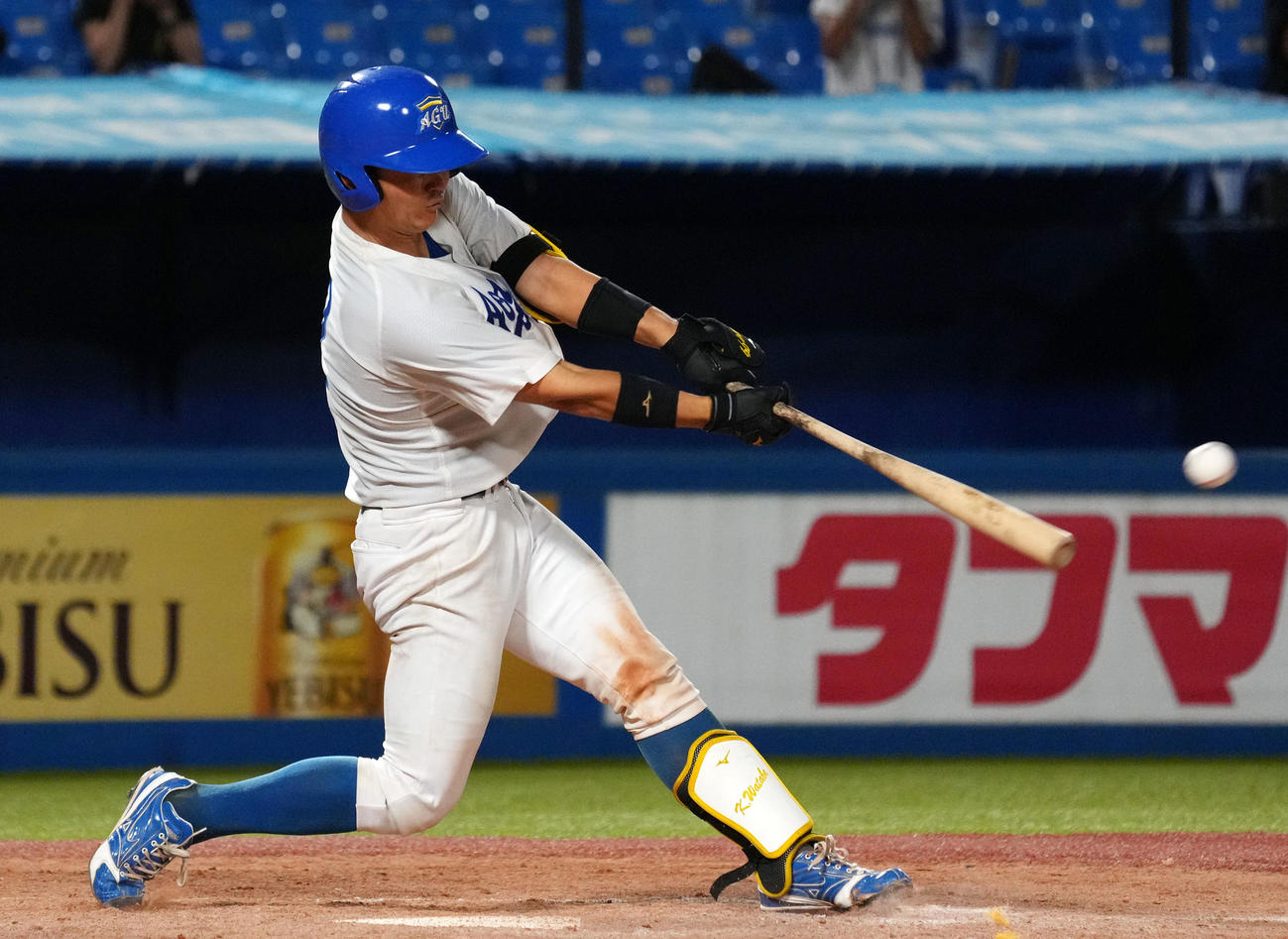 日大対青学大　9回裏青学大2死満塁、左翼線へサヨナラの2点適時二塁打を放つ渡部（撮影・横山健太）