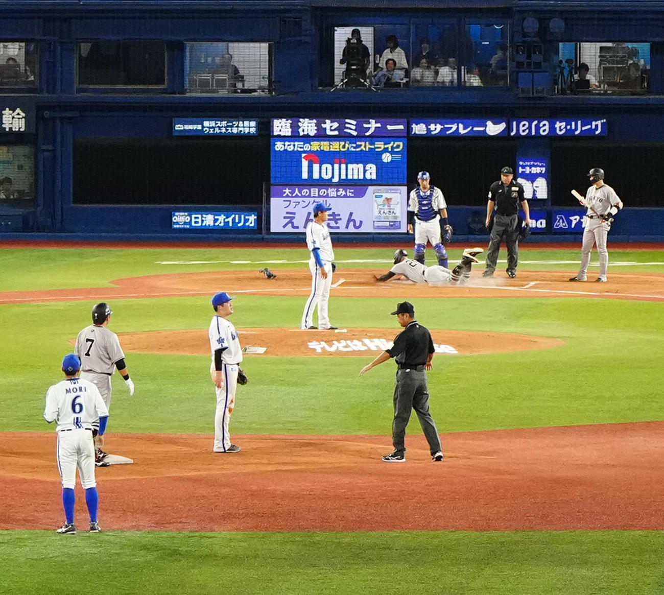 DeNA対巨人　2回表巨人2死一、三塁、長野の二塁盗塁の間に生還する三塁走者の岡本和（撮影・江口和貴）