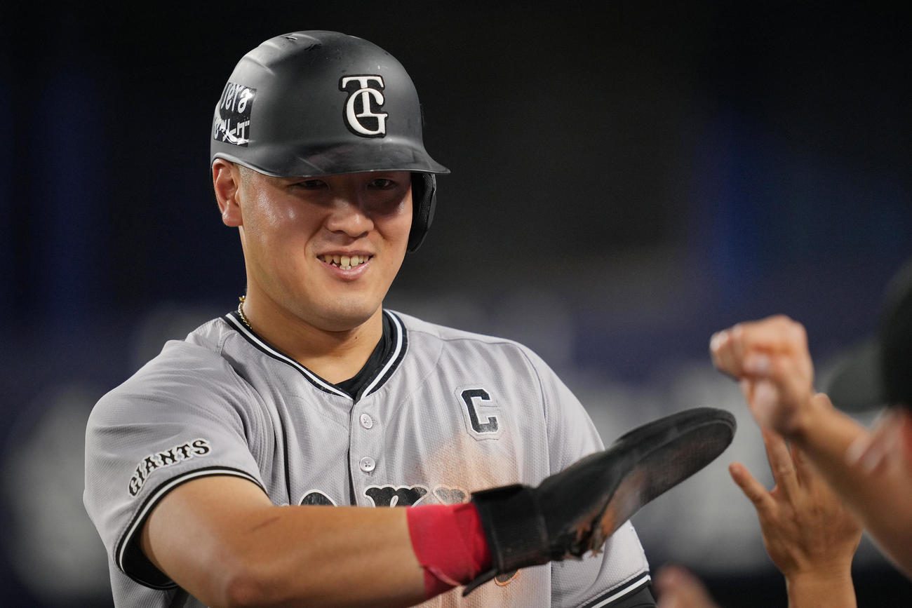 DeNA対巨人　2回表巨人2死一、三塁、長野の二盗の隙に生還しナインの出迎えを受ける三走岡本和（撮影・垰建太）