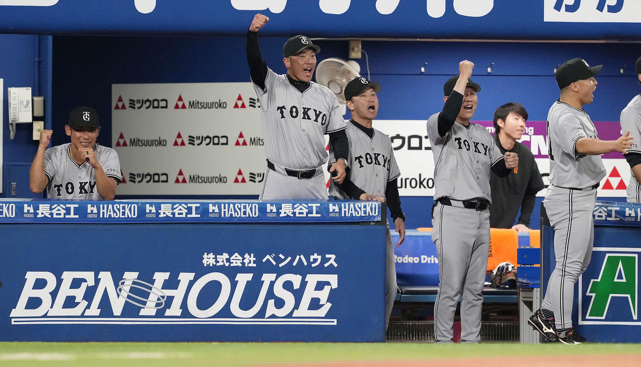 DeNA対巨人　4回表巨人無死一塁、坂本の左越え2点本塁打にガッツポーズする阿部監督（左から2人目）（撮影・鈴木みどり）