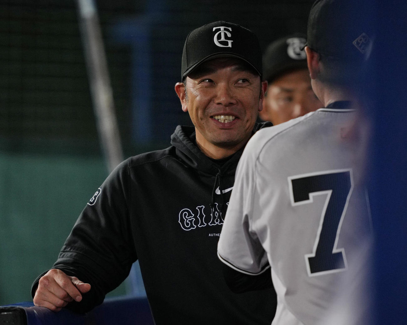DeNA対巨人　ベンチで笑顔を見せる巨人阿部監督（撮影・垰建太）