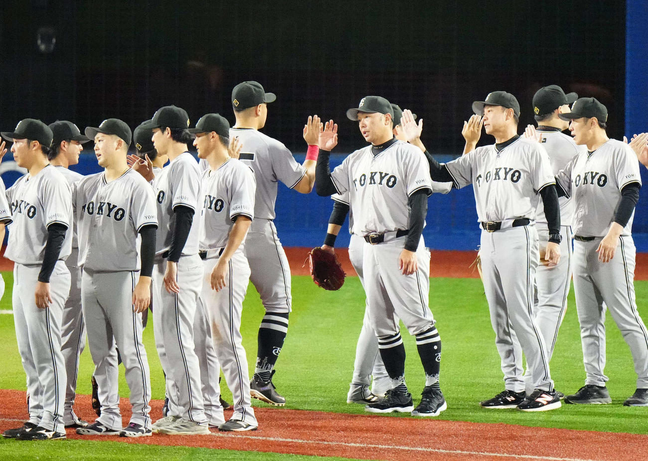 DeNA対巨人　試合後、選手たちとタッチを交わす巨人阿部監督（中央）（撮影・江口和貴）