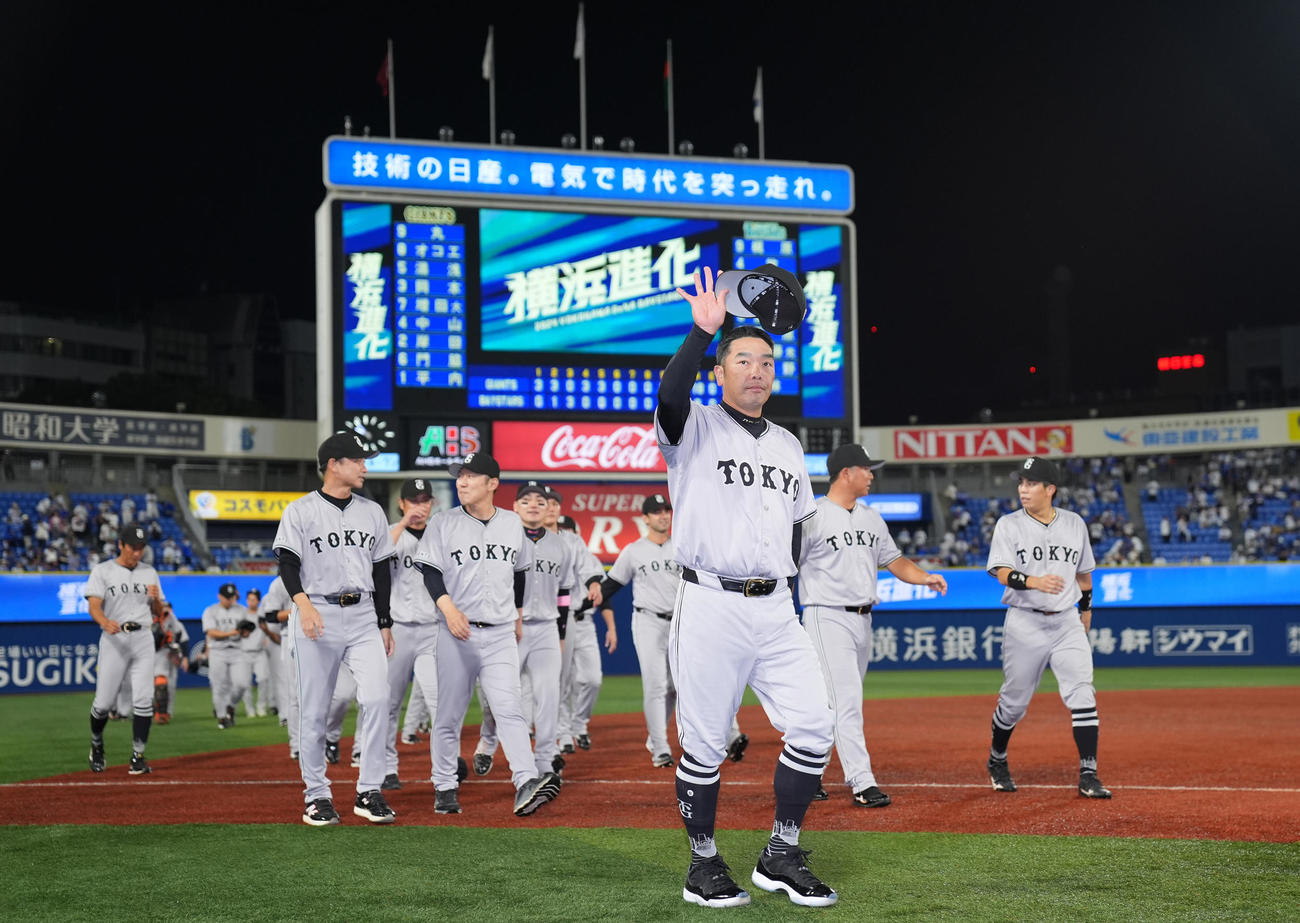 DeNA対巨人　横浜スタジアムでの最終戦を終えファンにあいさつする巨人阿部監督（手前）ら選手たち（撮影・垰建太）