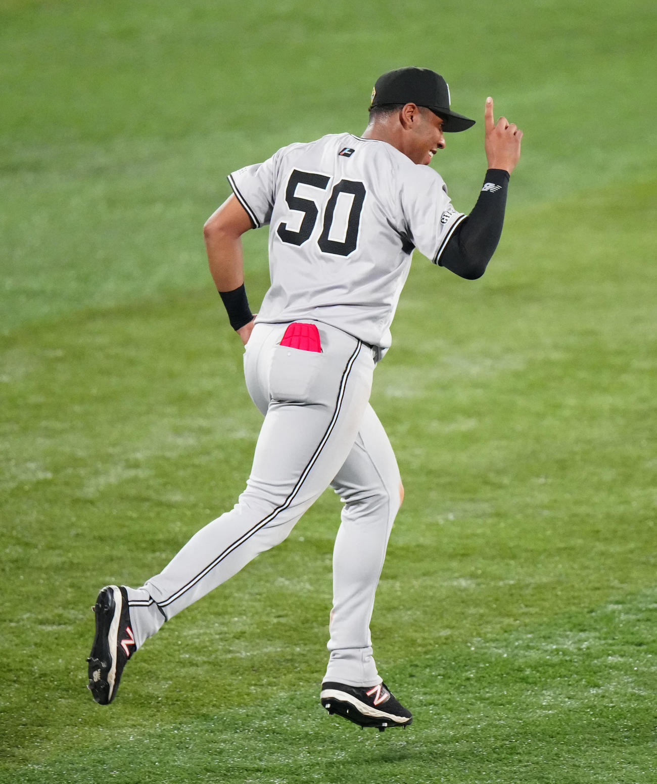 DeNA対巨人　5回裏終了後、ベンチに引き揚げる巨人中堅手のオコエ（撮影・江口和貴）
