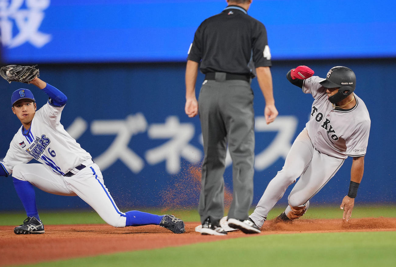 DeNA対巨人　2回表巨人1死一、三塁、三盗を決めるオコエ（右）。遊撃手森敬（撮影・垰建太）