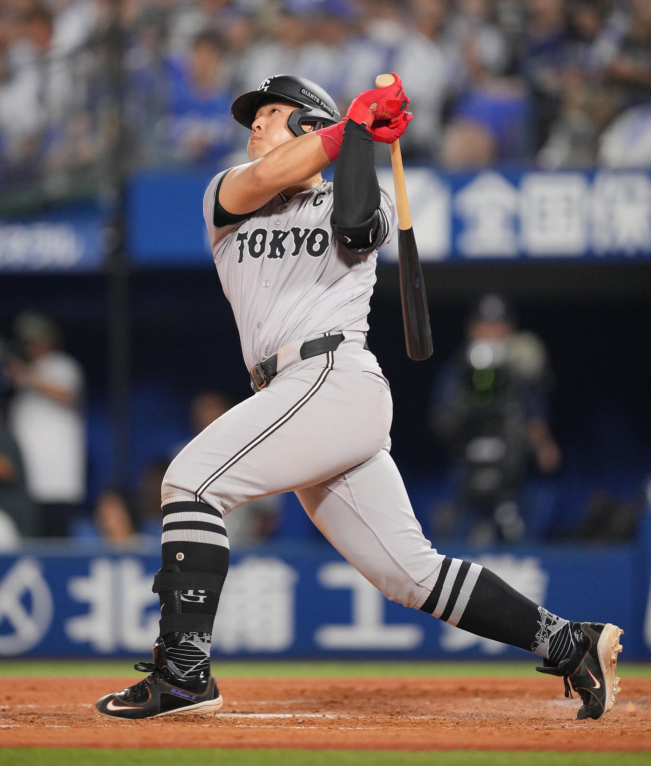 DeNA対巨人　4回表巨人無死、左越えソロ本塁打を放つ岡本和（撮影・垰建太）