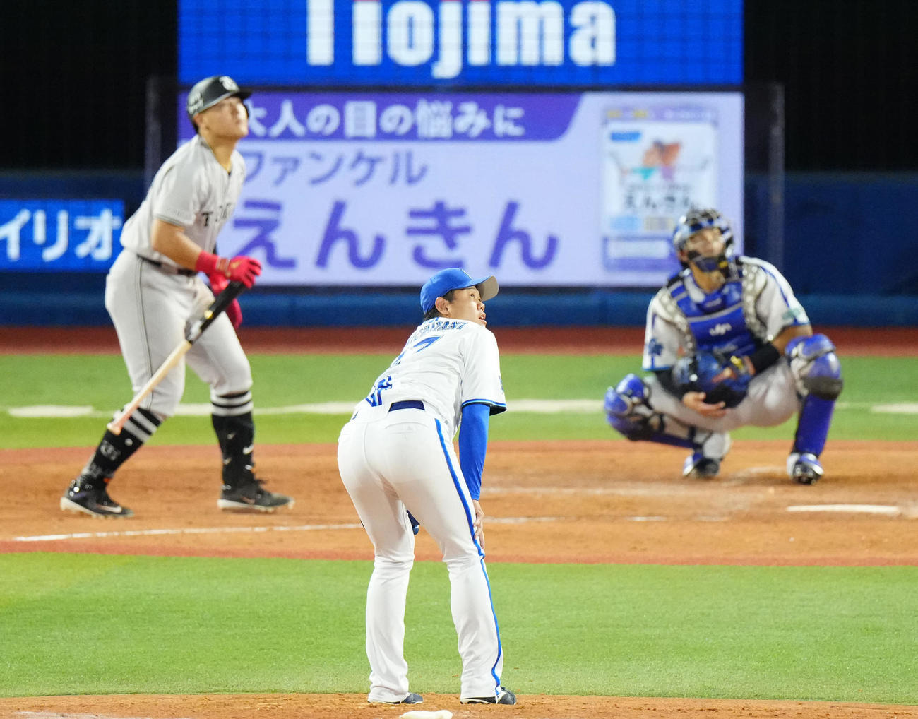 DeNA対巨人　4回表巨人無死、岡本和（後方左）に左越えソロ本塁打を浴びる上茶谷（撮影・江口和貴）