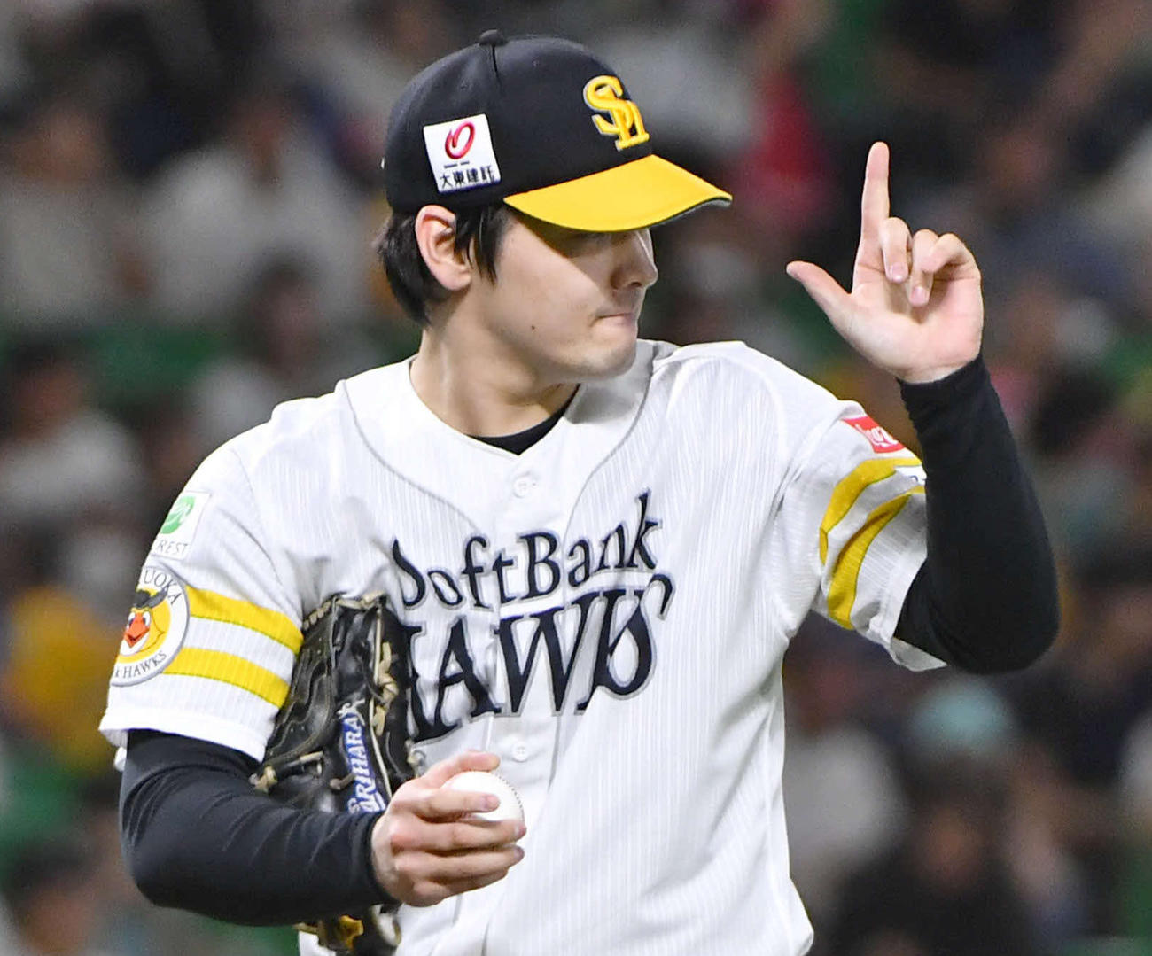 ソフトバンク対西武　5回表西武1死、元山の二ゴロを好守した牧原大にポーズをとる有原（撮影・岩下翔太）