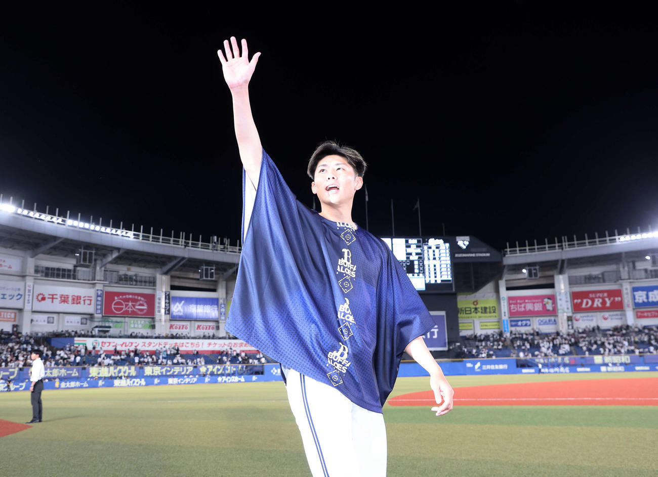 ロッテ対オリックス　勝利しファンに手を振り引き揚げるオリックス曽谷（撮影・鈴木正人）