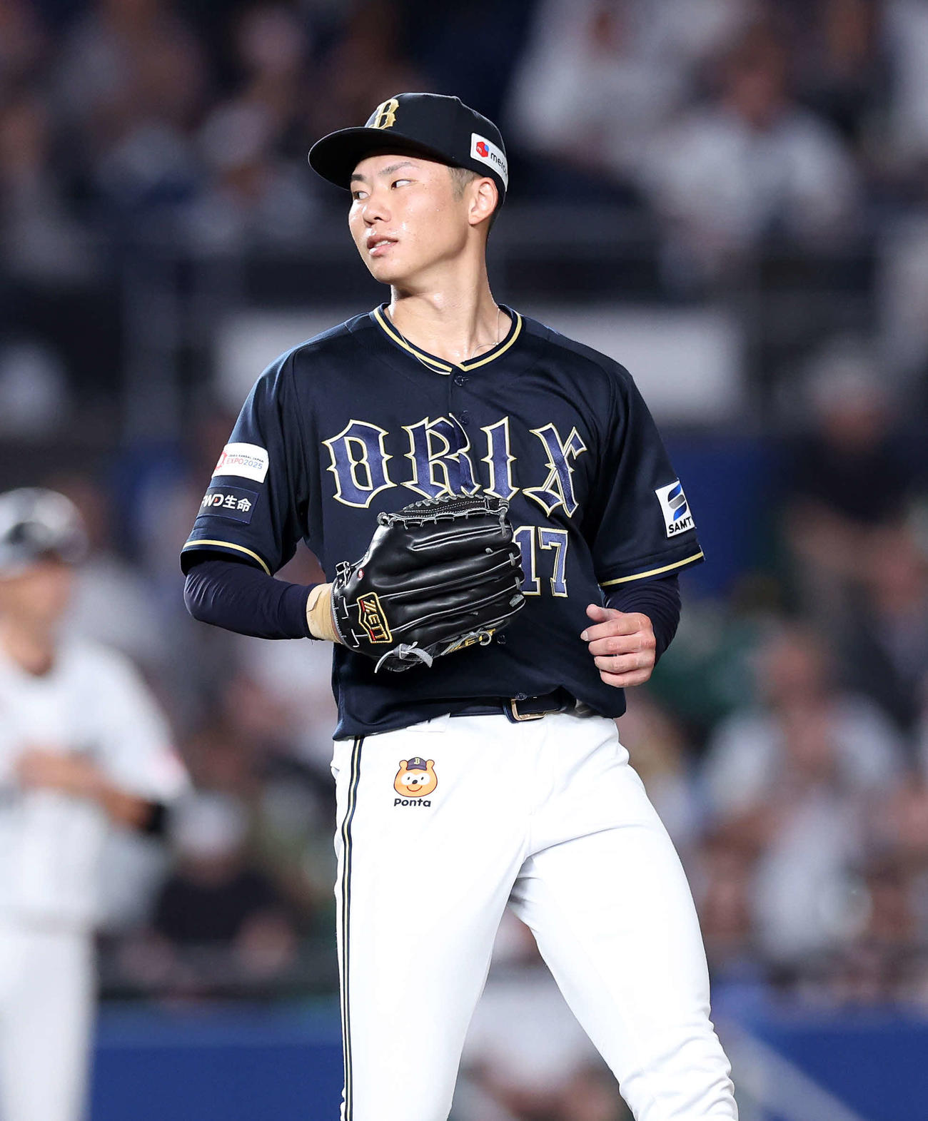 ロッテ対オリックス　2回裏、ロッテの攻撃を抑えベンチに引き揚げるオリックス曽谷（撮影・鈴木正人）