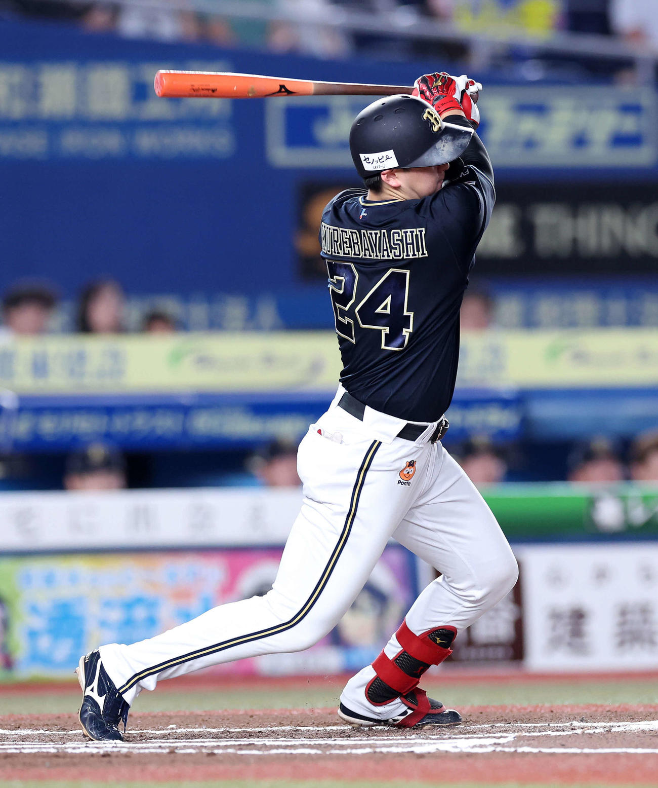 ロッテ対オリックス　6回表オリックス無死一塁、紅林は左前打を放つ（撮影・鈴木正人）