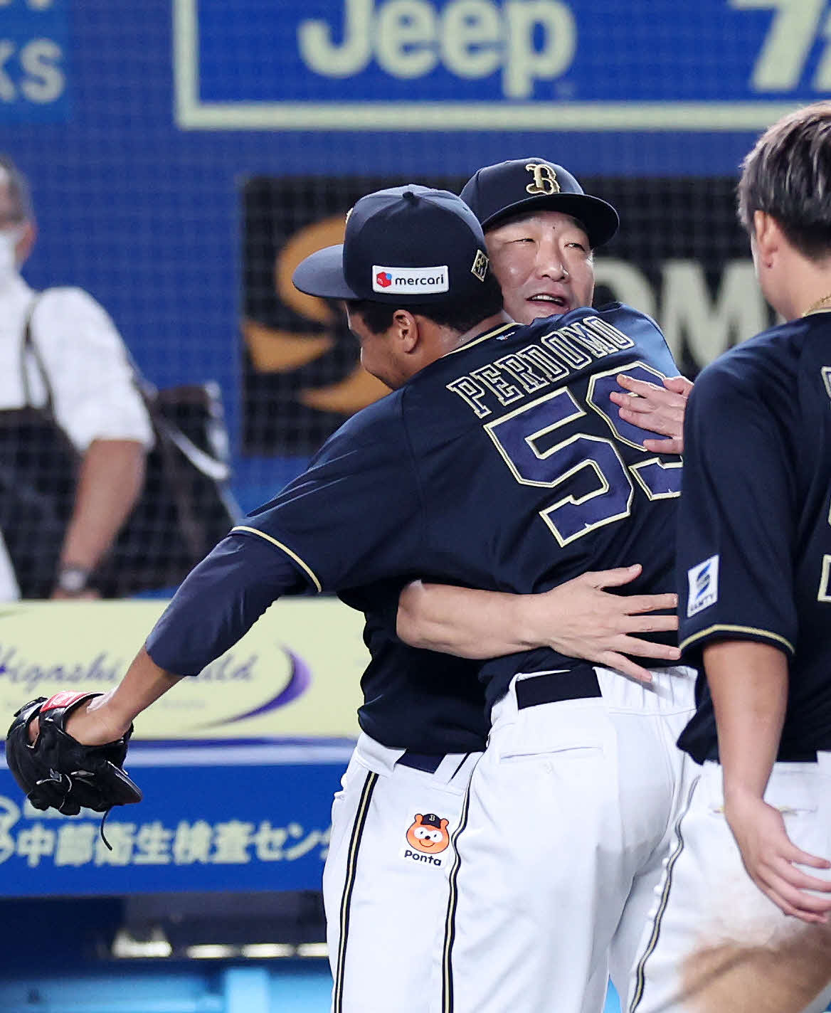 ロッテ対オリックス　勝利し抱き合うオリックスペルドモ（手前）と中嶋監督（撮影・鈴木正人）