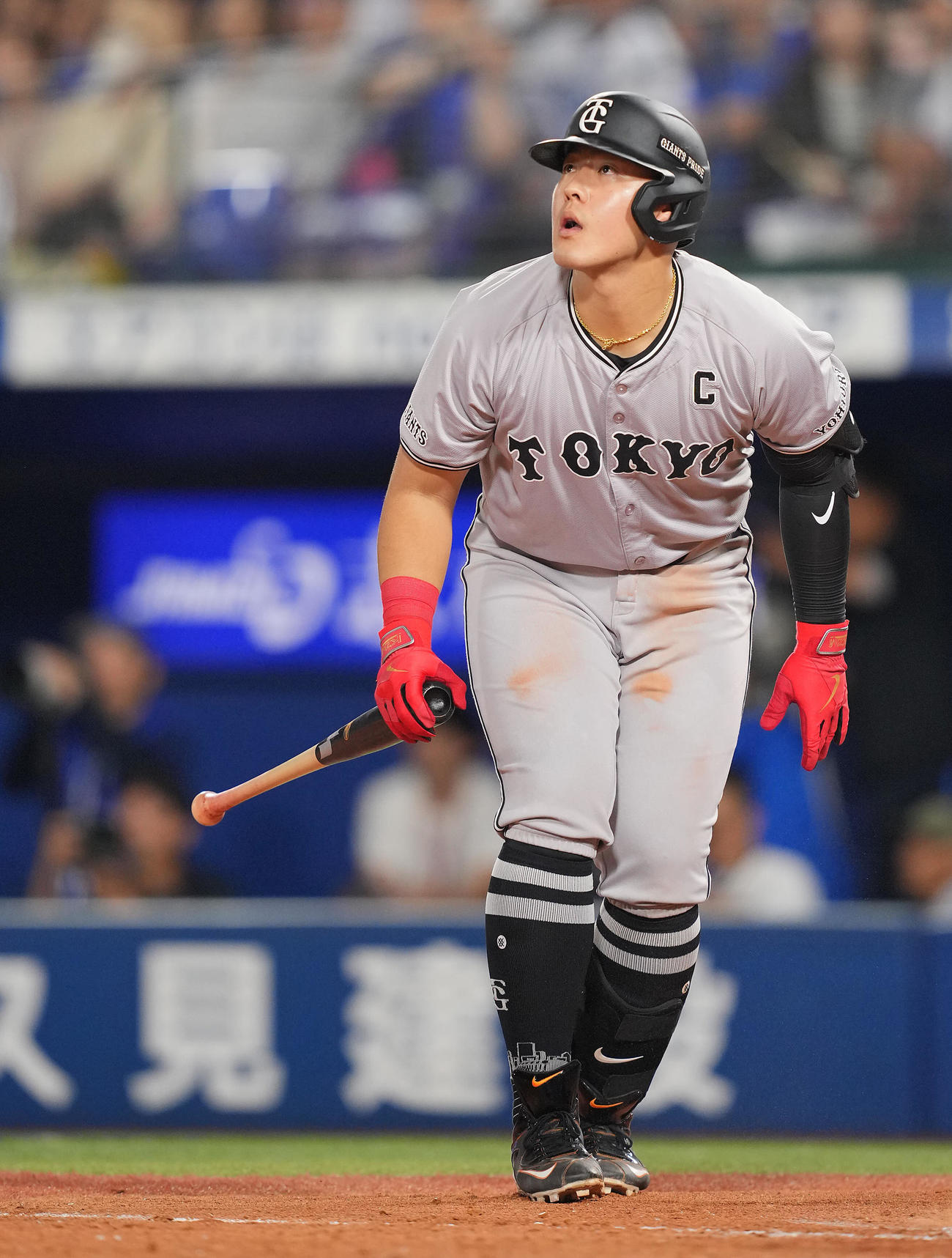 DeNA対巨人　4回表巨人無死、左越えソロ本塁打を放つ岡本和（撮影・垰建太）