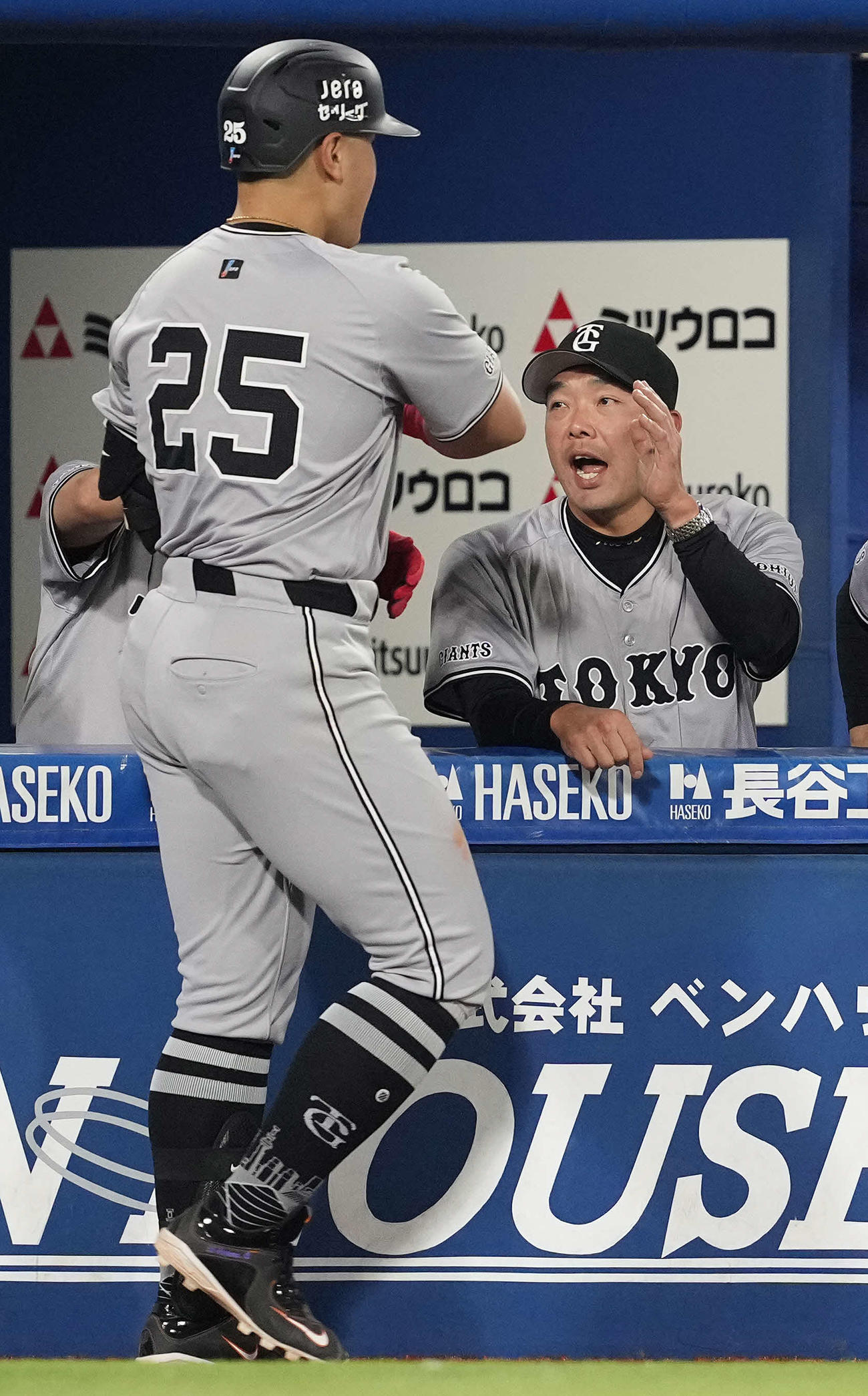 DeNA対巨人　4回表巨人無死、左越えソロ本塁打を放った岡本和（左）を迎える阿部監督（撮影・鈴木みどり）